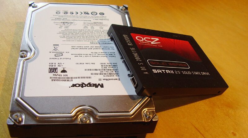 Porównanie wielkości dysku twardergo HDD z dyskiem półprzewodnikowym SSD