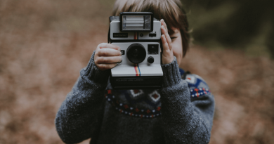 Dziecko robiące zdjęcie aparatem polaroid